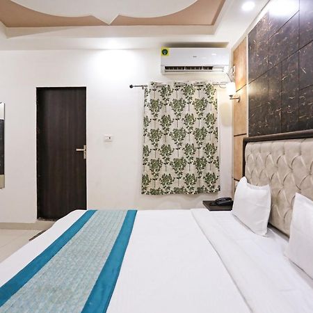 Aero Home Stay- Bed & Breakfast New Delhi Eksteriør billede