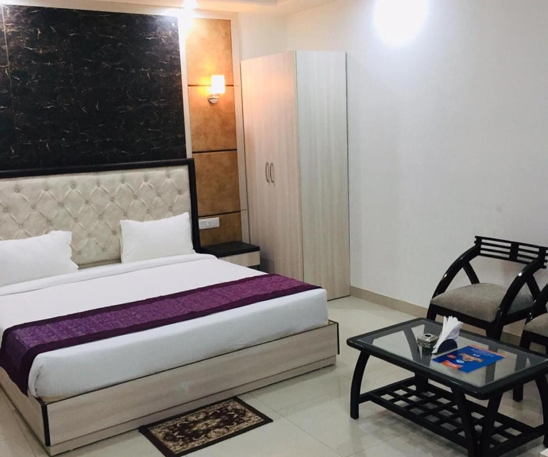 Aero Home Stay- Bed & Breakfast New Delhi Eksteriør billede