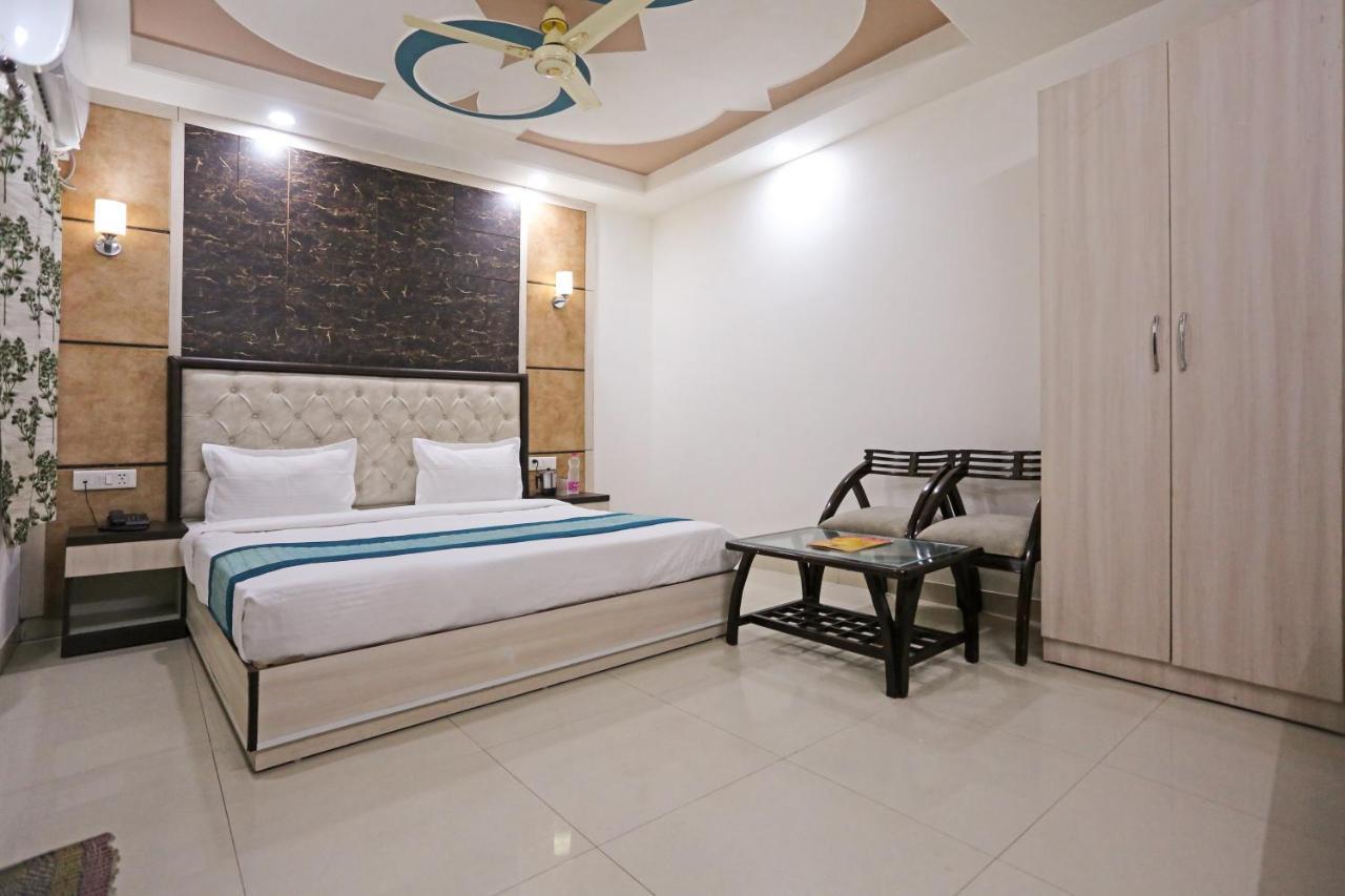 Aero Home Stay- Bed & Breakfast New Delhi Eksteriør billede